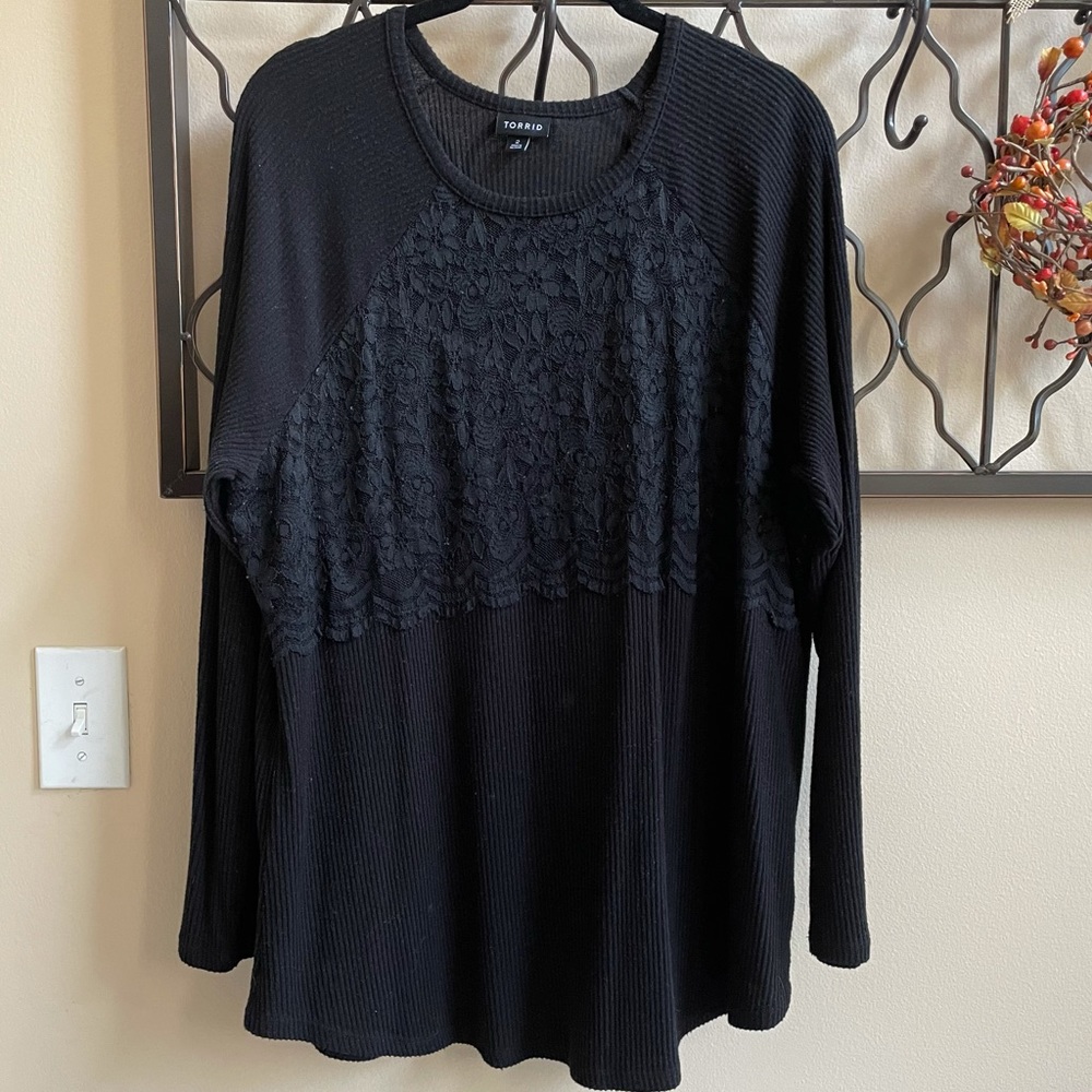 Torrid 🖤 ribbed knit with lace detail size 2